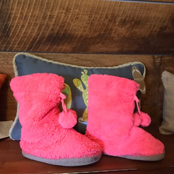 Cute pink fuzzy slippers - Picture 3 of 5